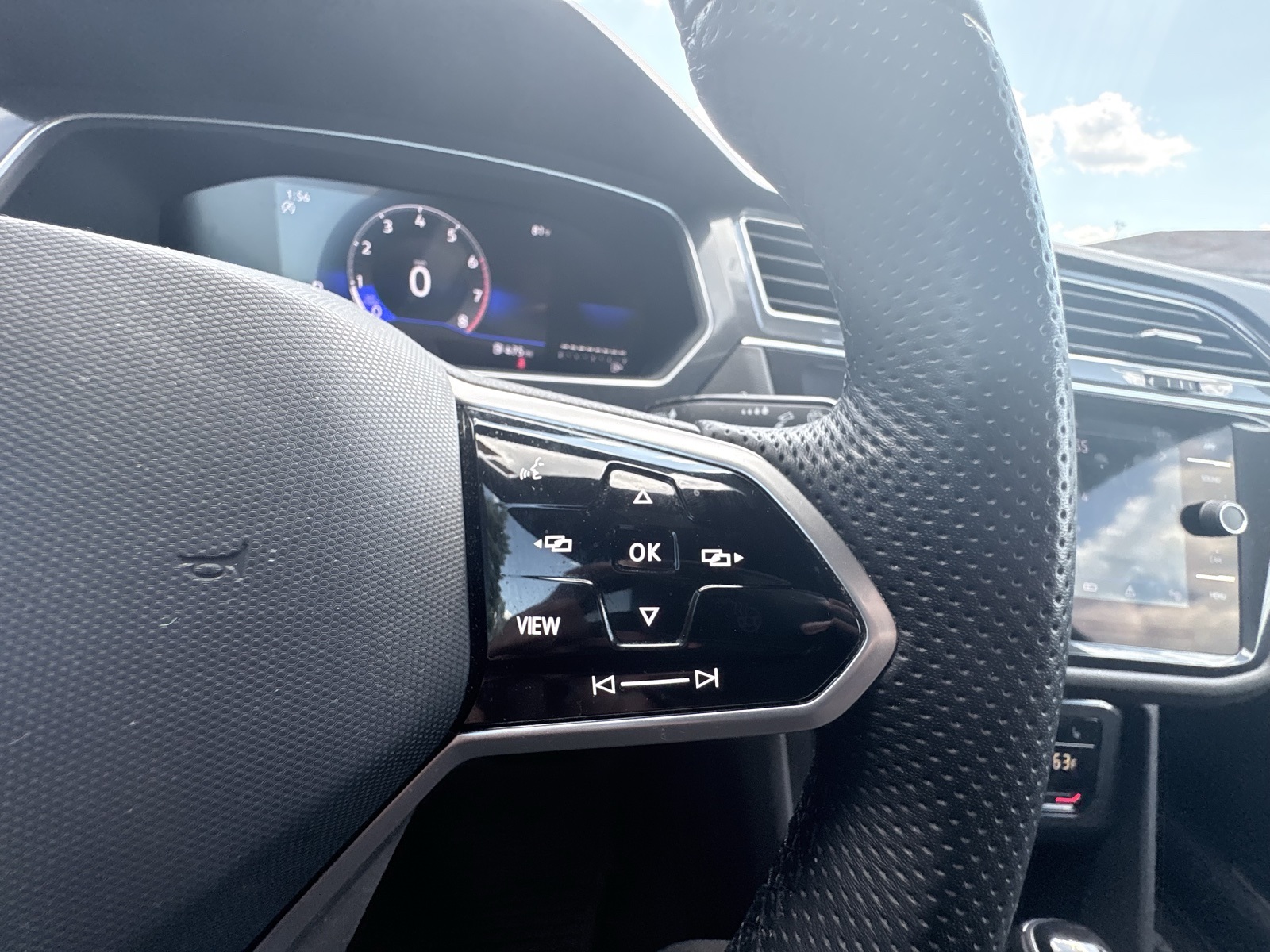 2023 Volkswagen Tiguan SE R-Line Black photo 19