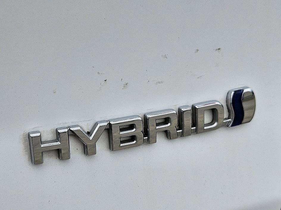 2022 Toyota RAV4 Hybrid XLE photo 9