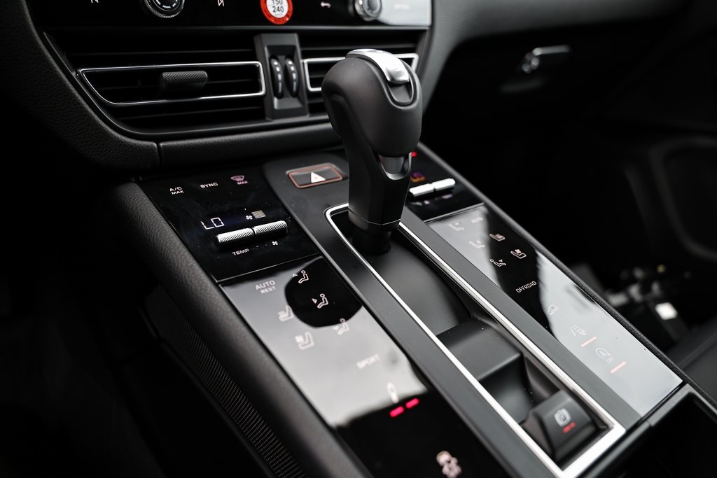 2025 Porsche Macan T photo 36