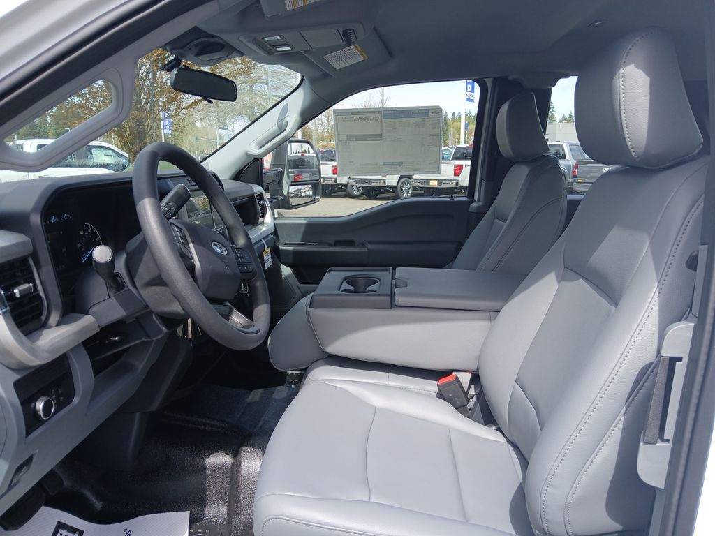 2025 Ford F-550 photo 4