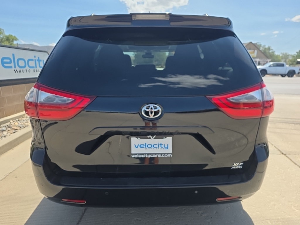 2020 Toyota Sienna XLE photo 4
