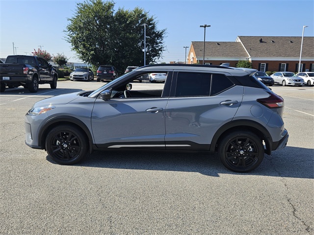2021 Nissan Kicks SR photo 2