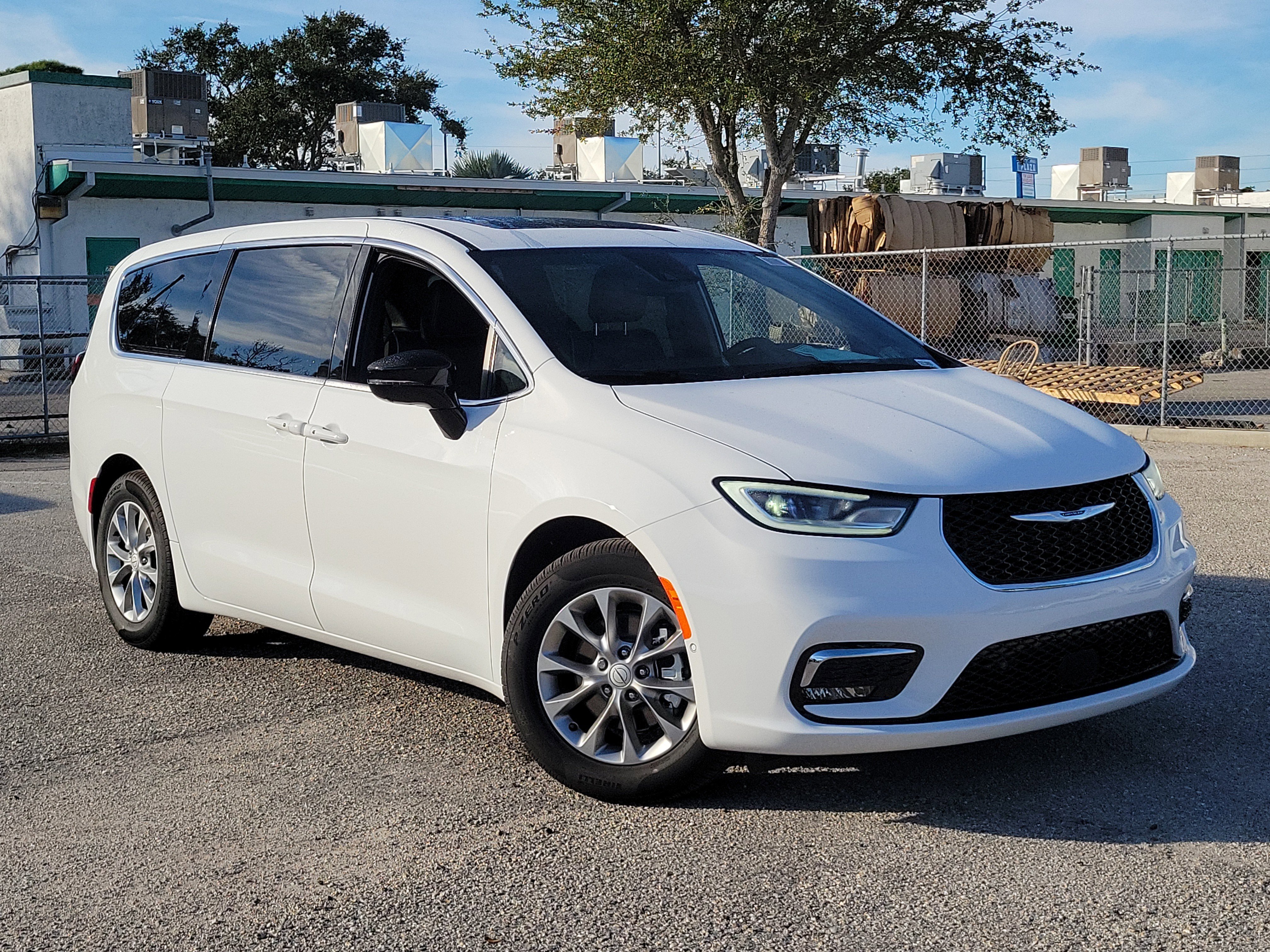 2026 Chrysler Pacifica Limited's photo