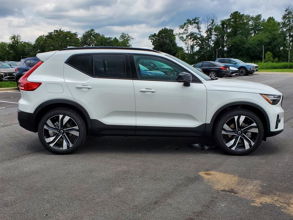 2026 Volvo XC40 photo 21