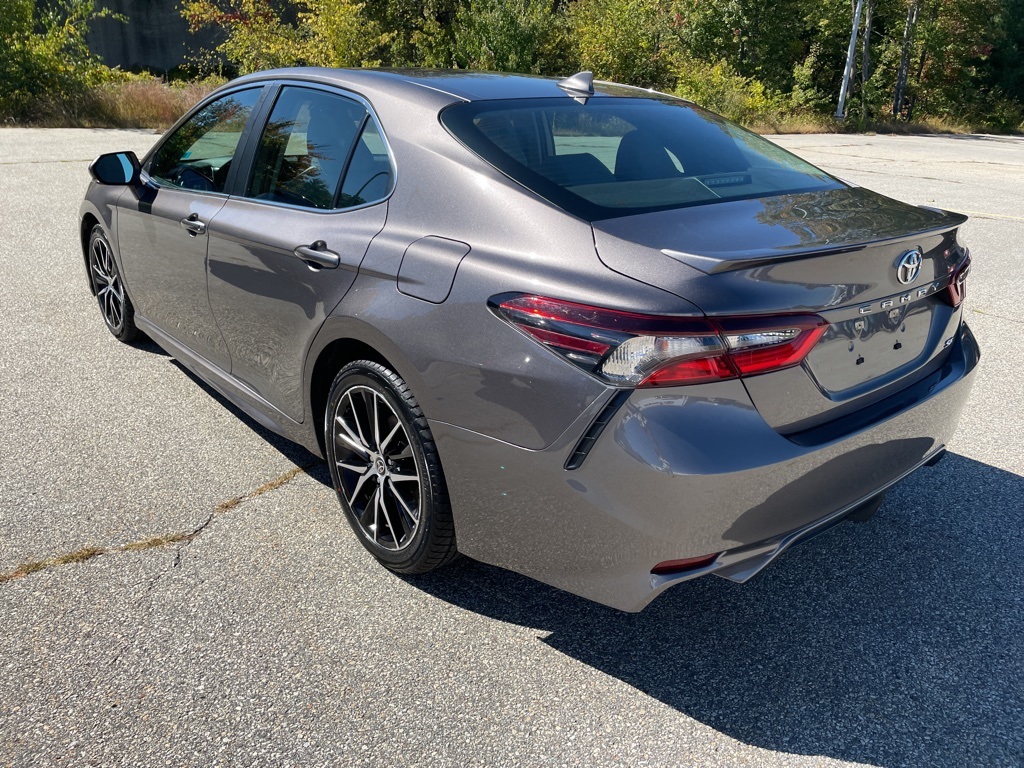 2022 Toyota Camry SE photo 2