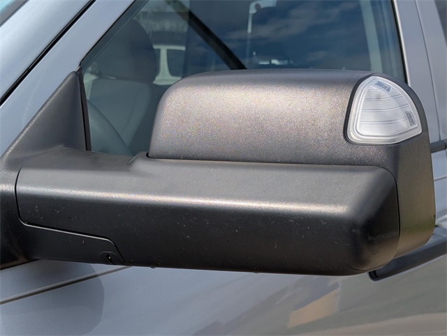 2023 Ram 1500 Classic SLT photo 4