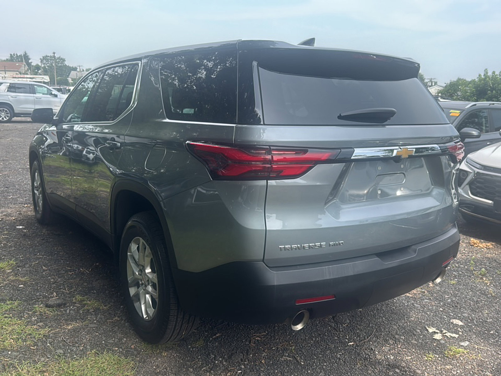2023 Chevrolet Traverse L photo 2
