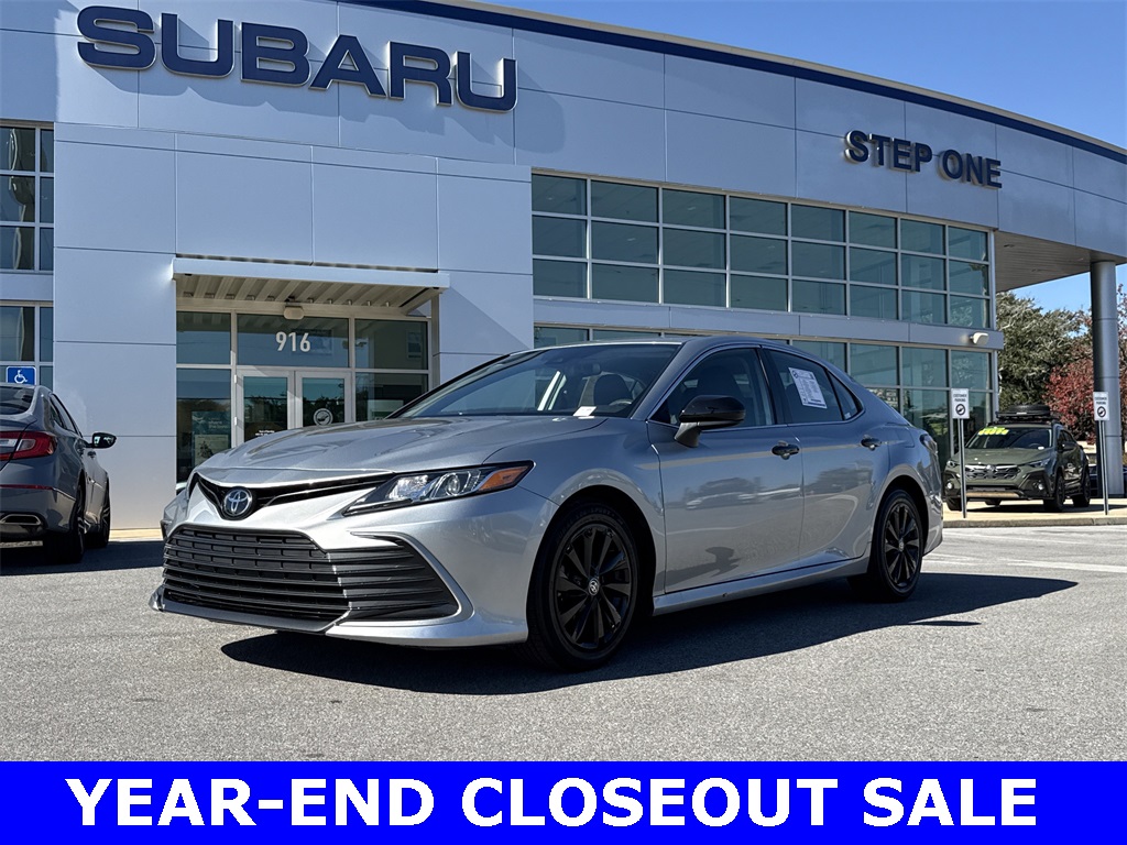 2023 Toyota Camry LE's photo