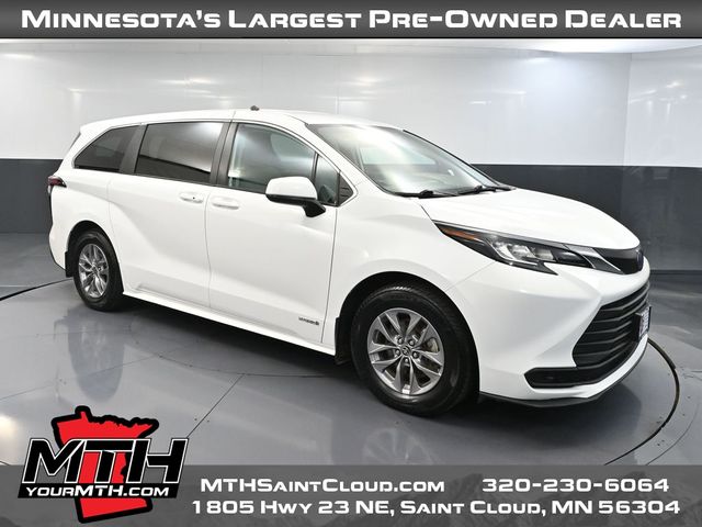 2021 Toyota Sienna LE's photo