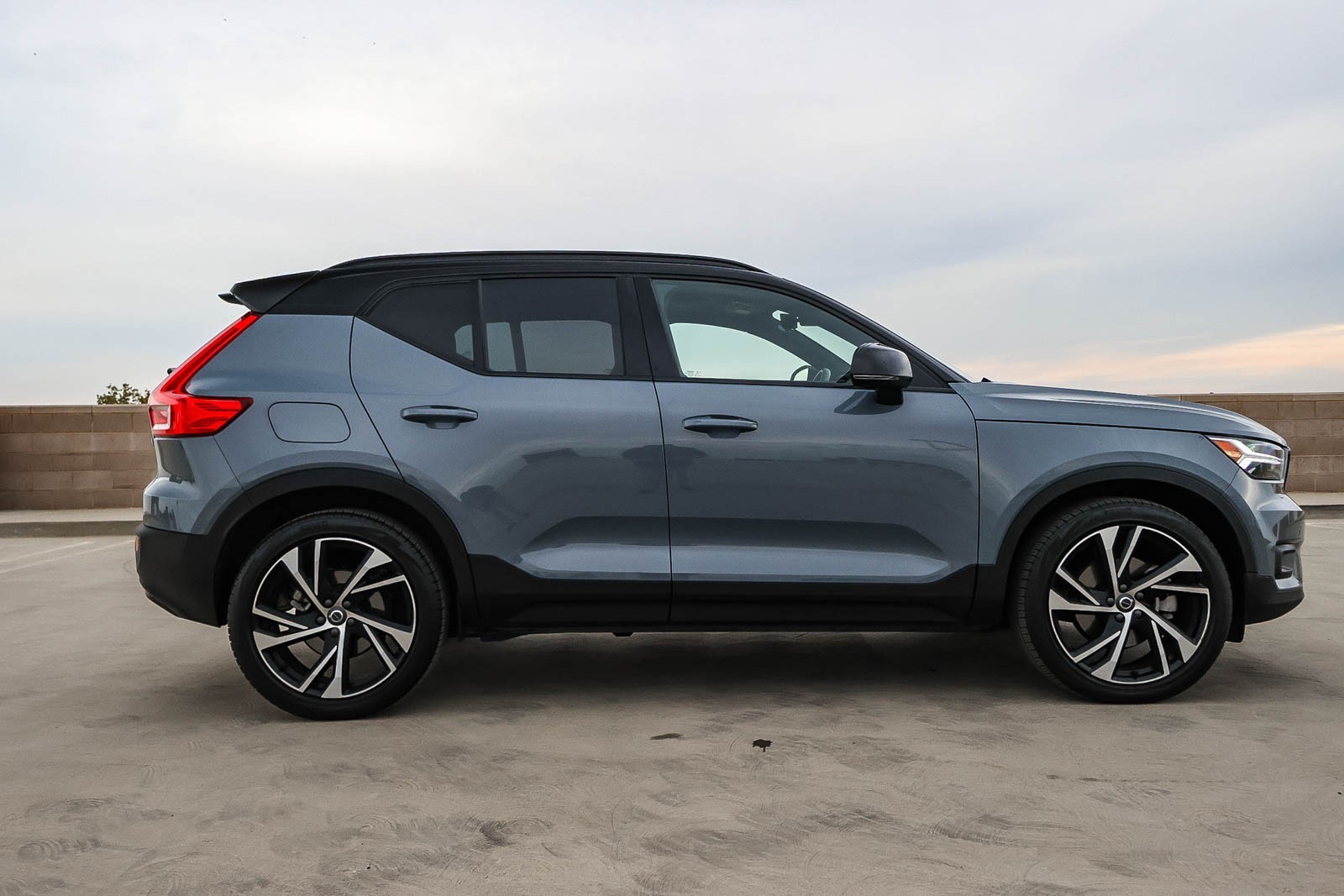 2022 Volvo XC40 R-Design photo 4