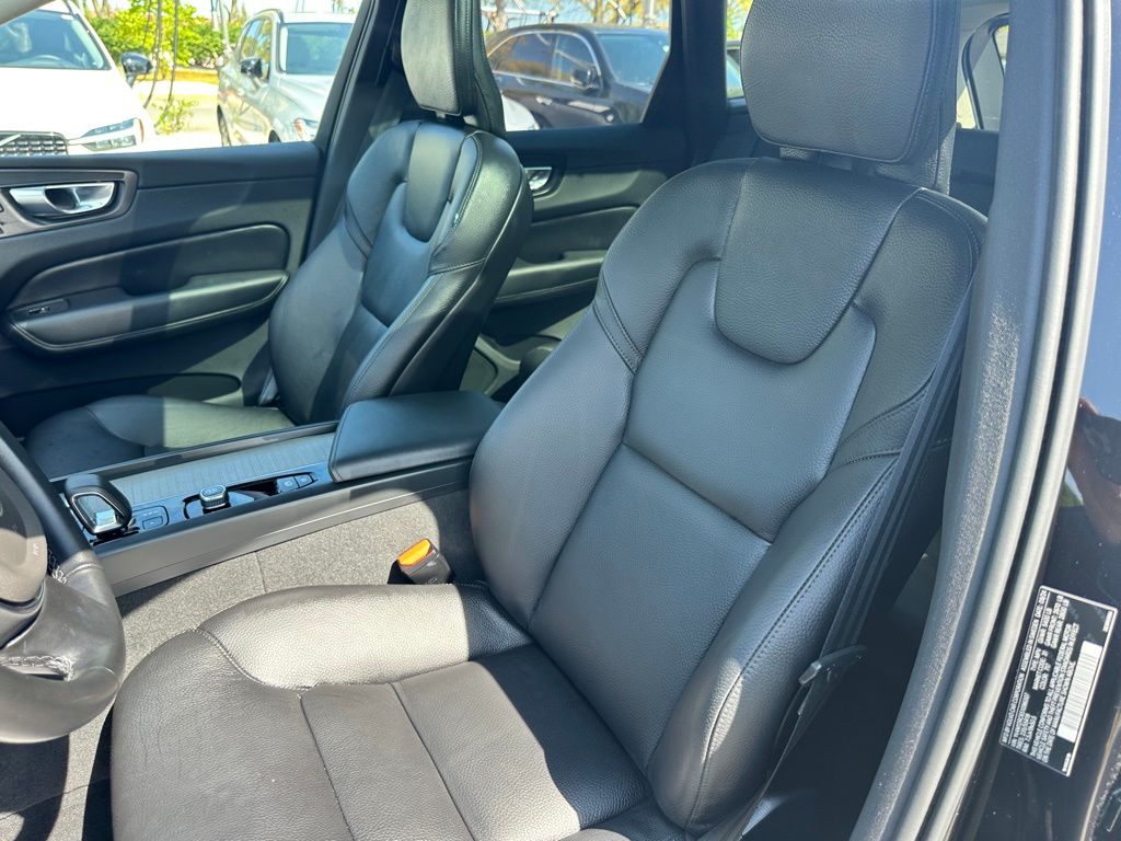 2025 Volvo XC60 B5 Plus photo 13
