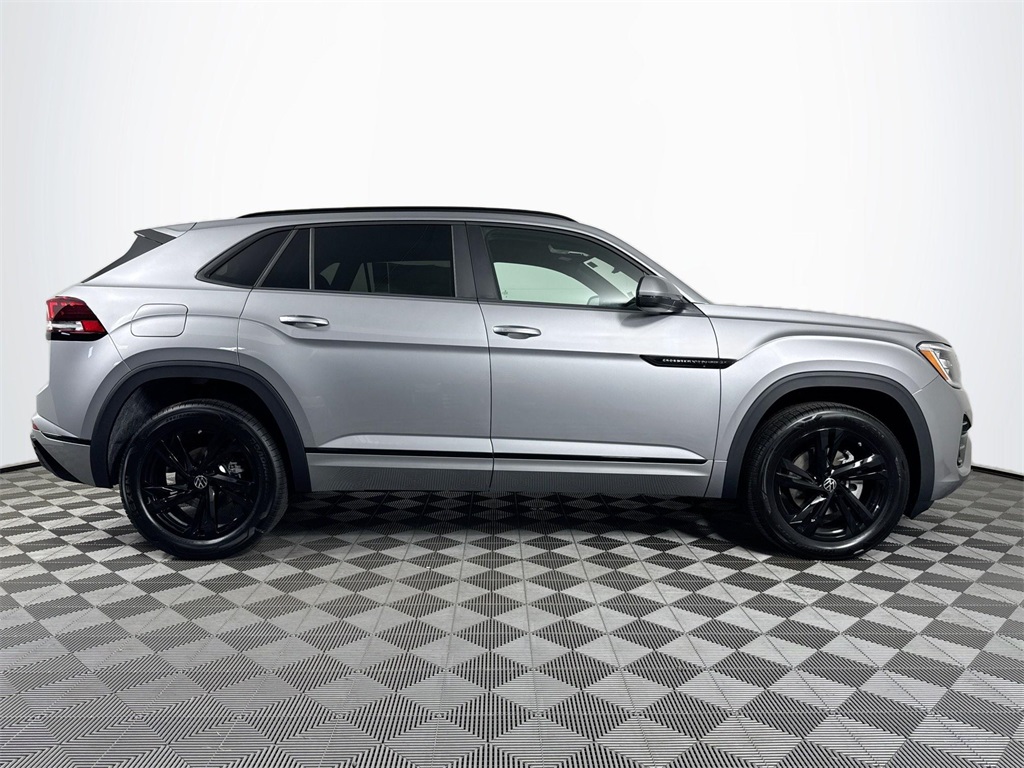 2025 Volkswagen Atlas Cross Sport SEL R-Line photo 4