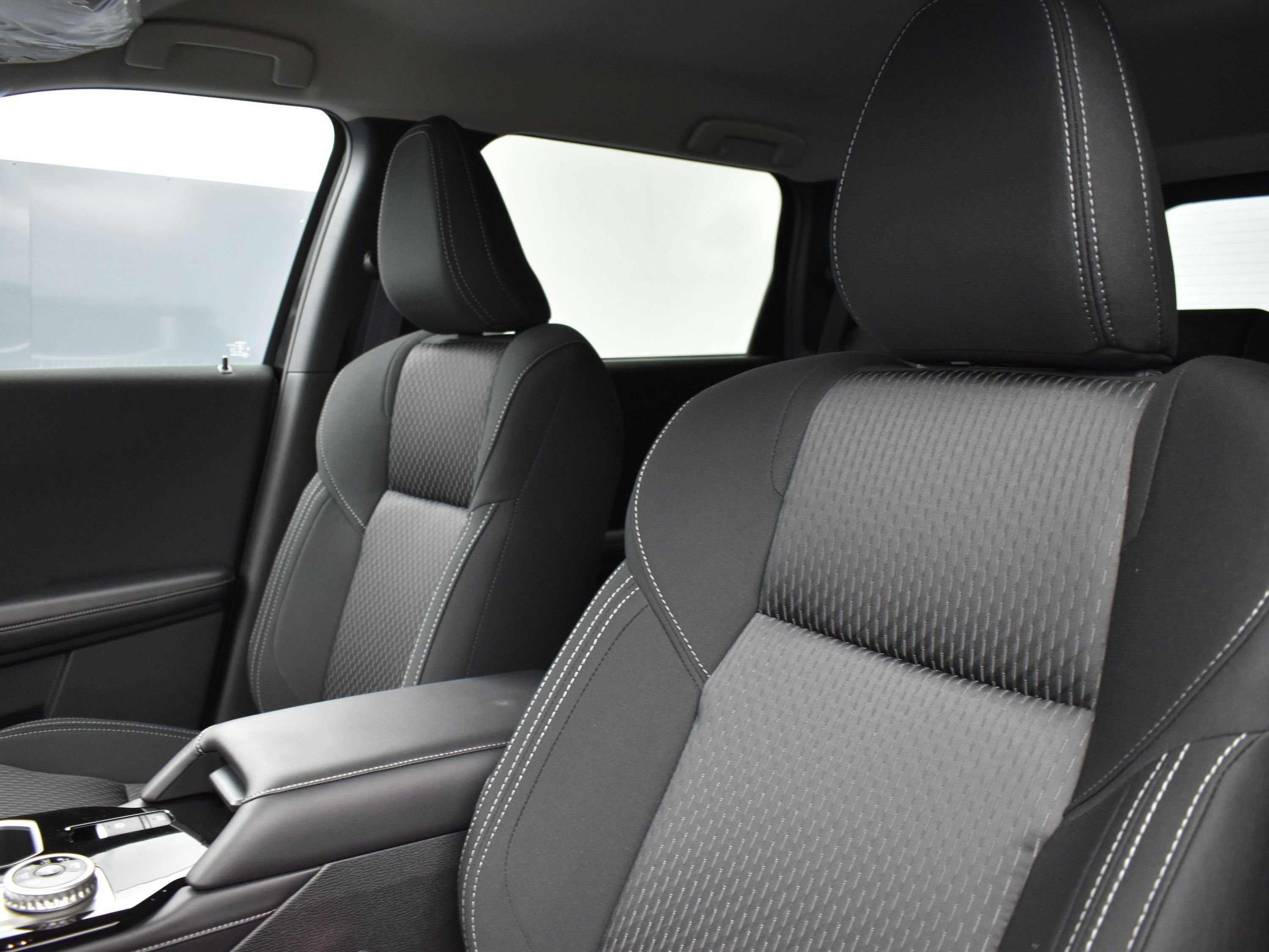 2025 Mitsubishi Outlander ES photo 12