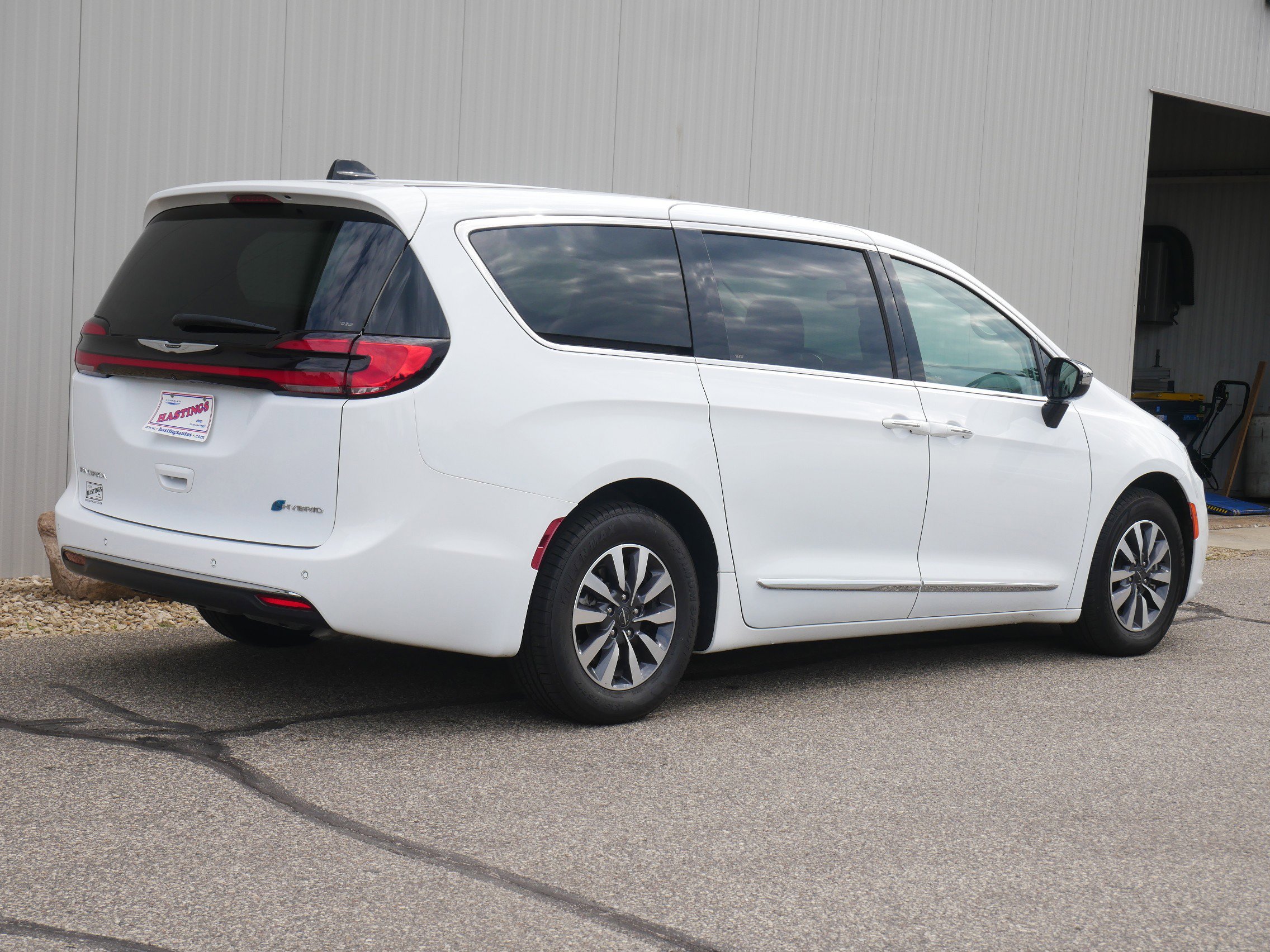 2023 Chrysler Pacifica Hybrid Limited photo 4