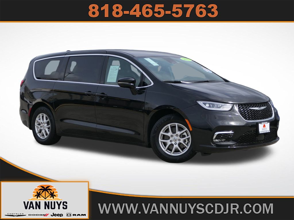 2025 Chrysler Pacifica Select