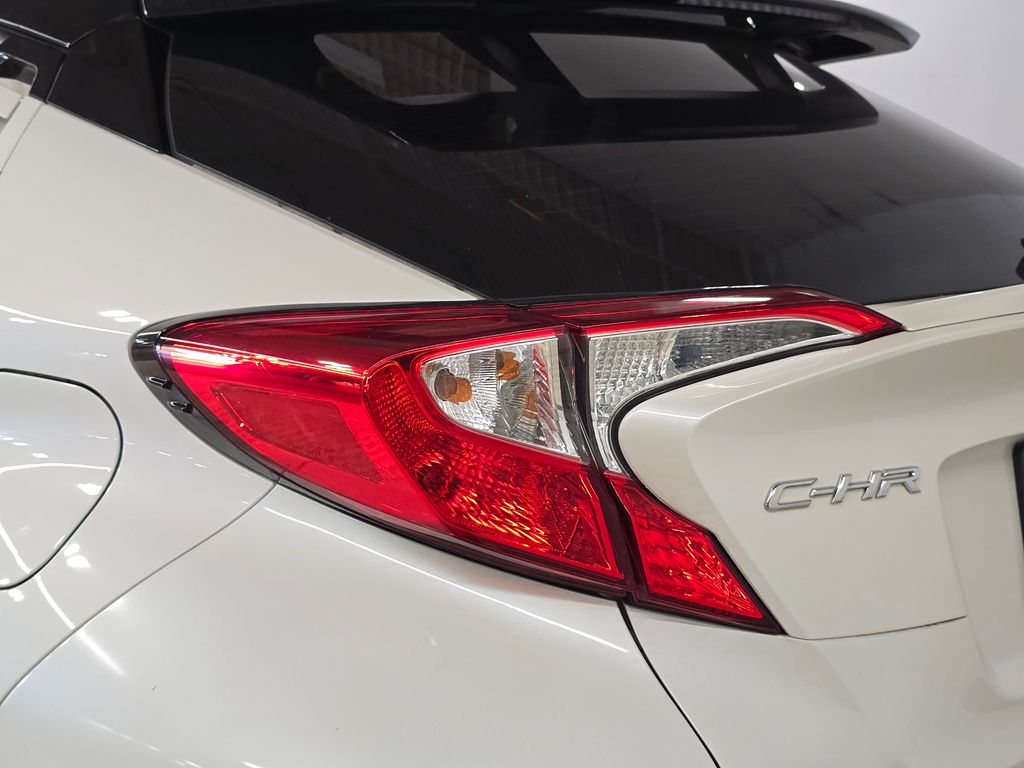 2019 Toyota C-HR XLE photo 13