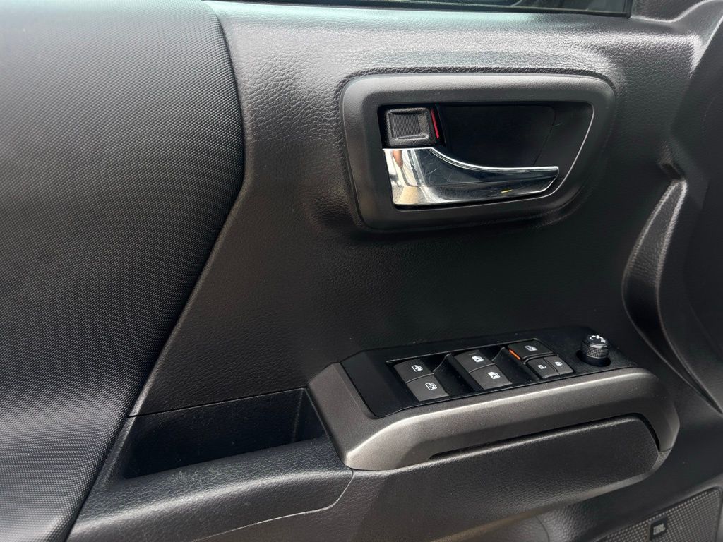 2023 Toyota Tacoma TRD Off-Road photo 9