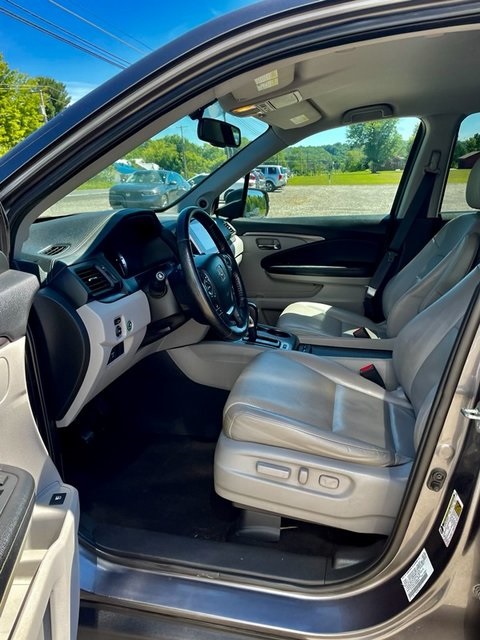 2017 Honda Ridgeline RTL-T photo 3
