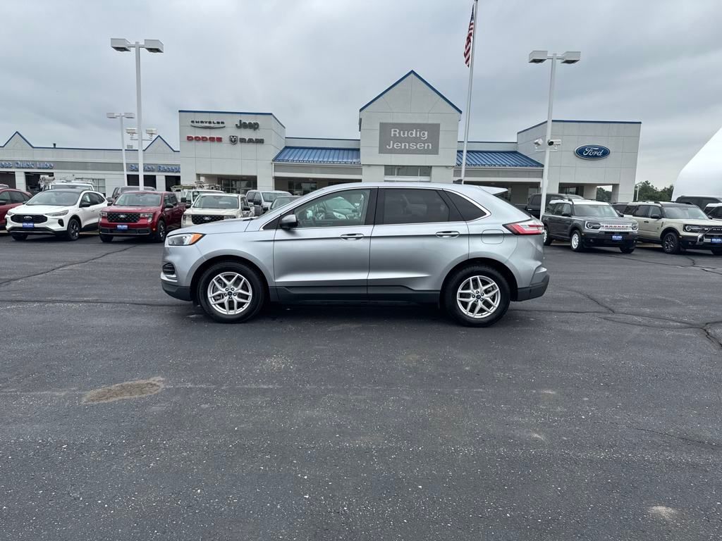2022 Ford Edge SEL photo 2