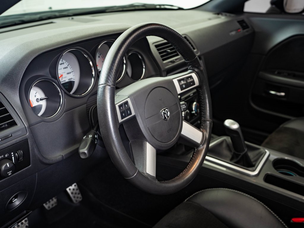 2009 Dodge Challenger SRT8 photo 2