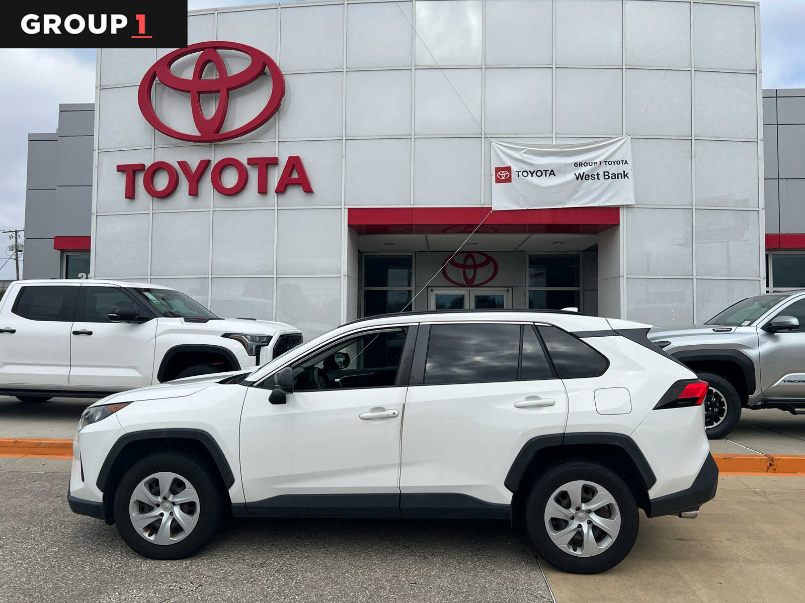 2019 Toyota RAV4 LE's photo