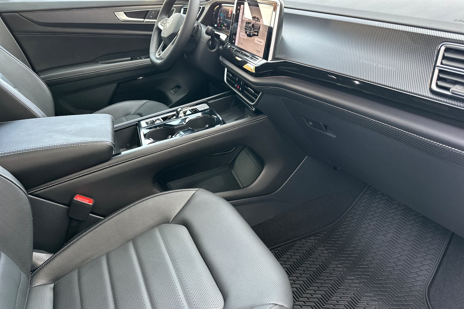 2025 Volkswagen Atlas Cross Sport SEL R-Line photo 13