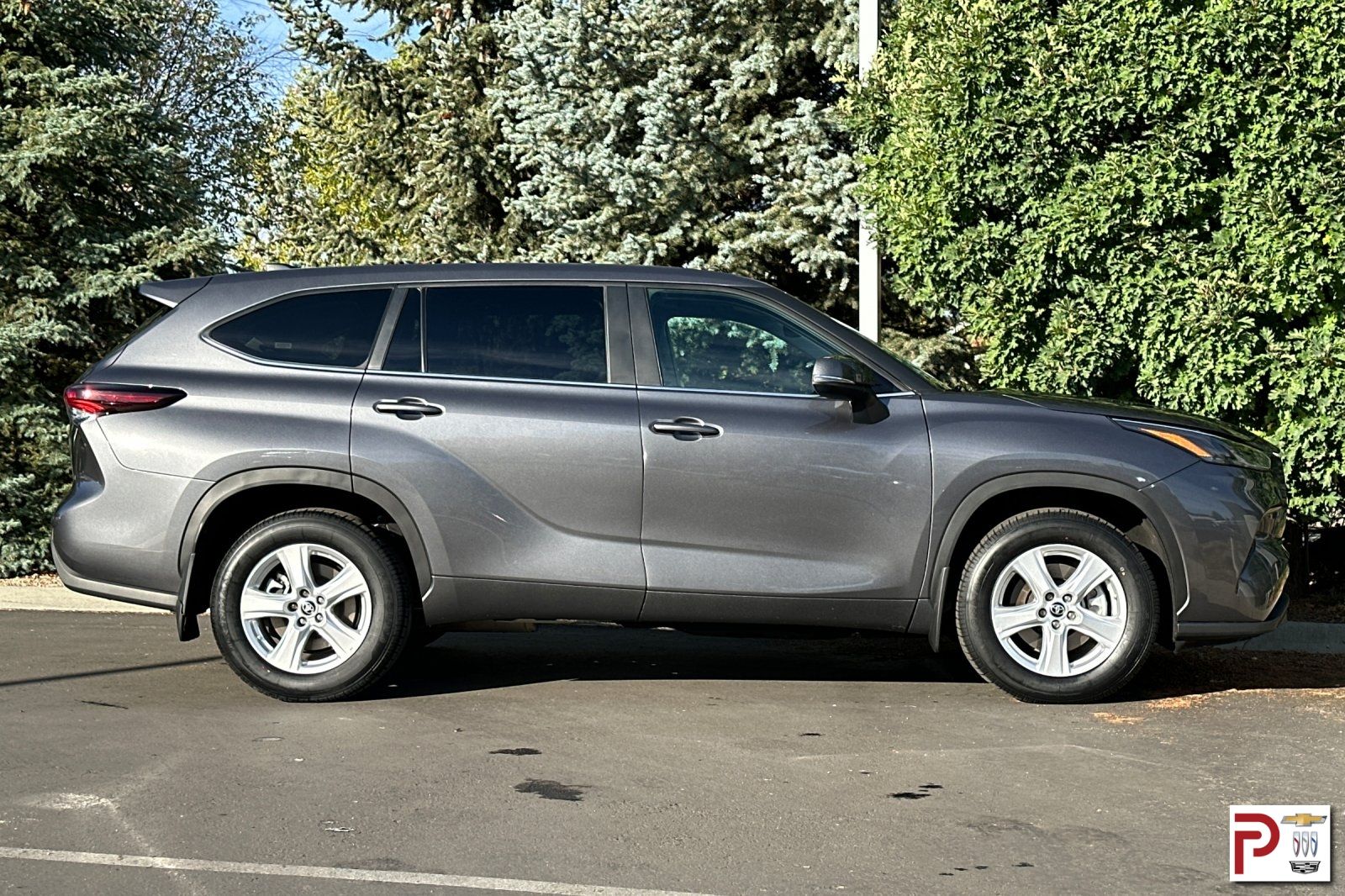 2024 Toyota Highlander LE photo 3