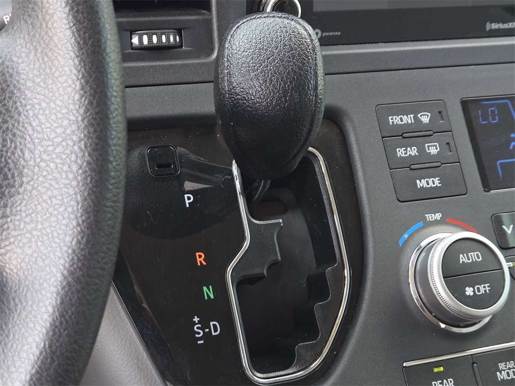 2020 Toyota Sienna LE photo 21