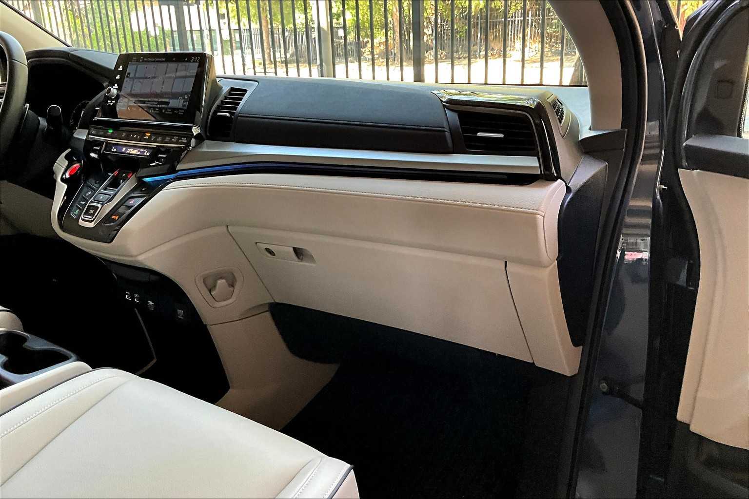2025 Honda Odyssey Touring photo 18