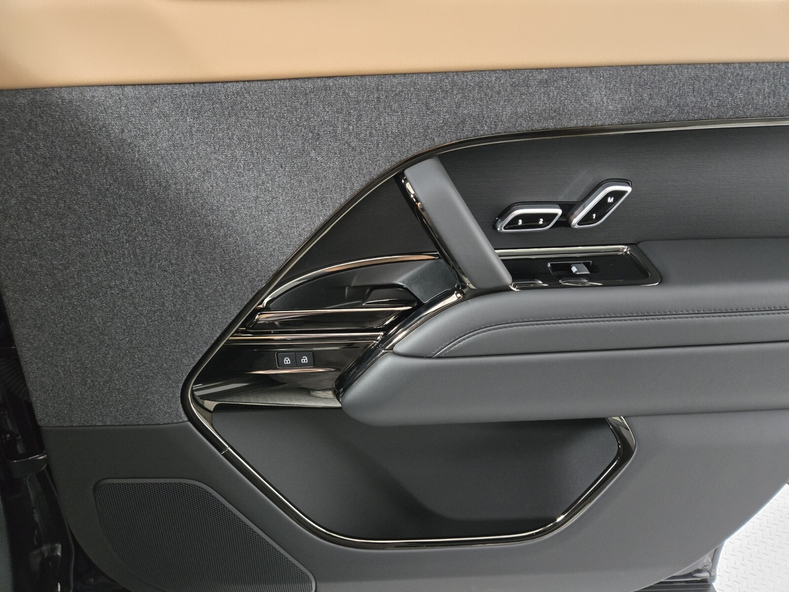 2025 Land Rover Range Rover Sport SE photo 17