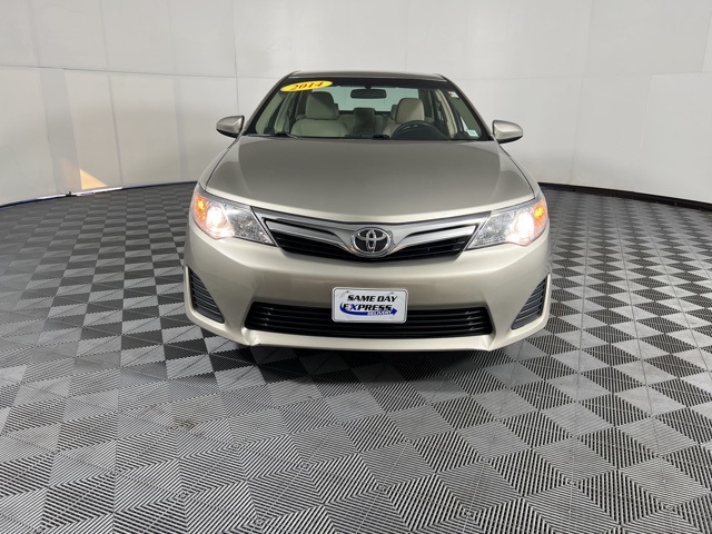 2014 Toyota Camry SE photo 2