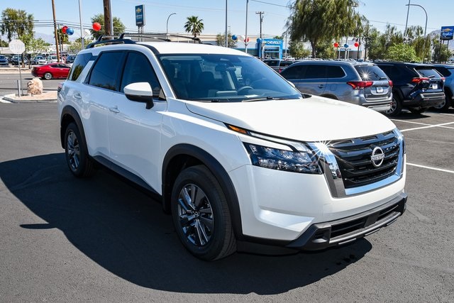 2025 Nissan Pathfinder SV's photo