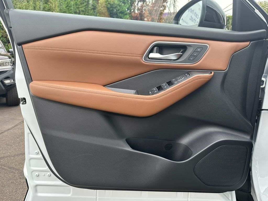 2026 Nissan Rogue Platinum photo 12