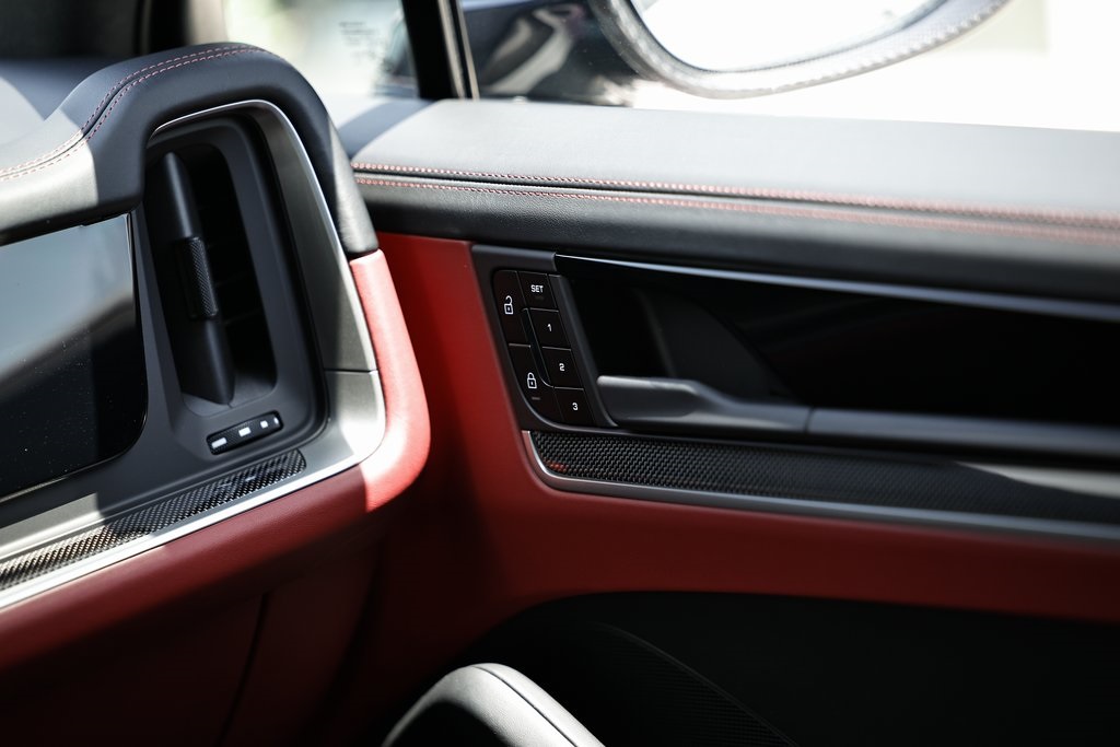 2025 Porsche Cayenne Turbo E-Hybrid photo 31