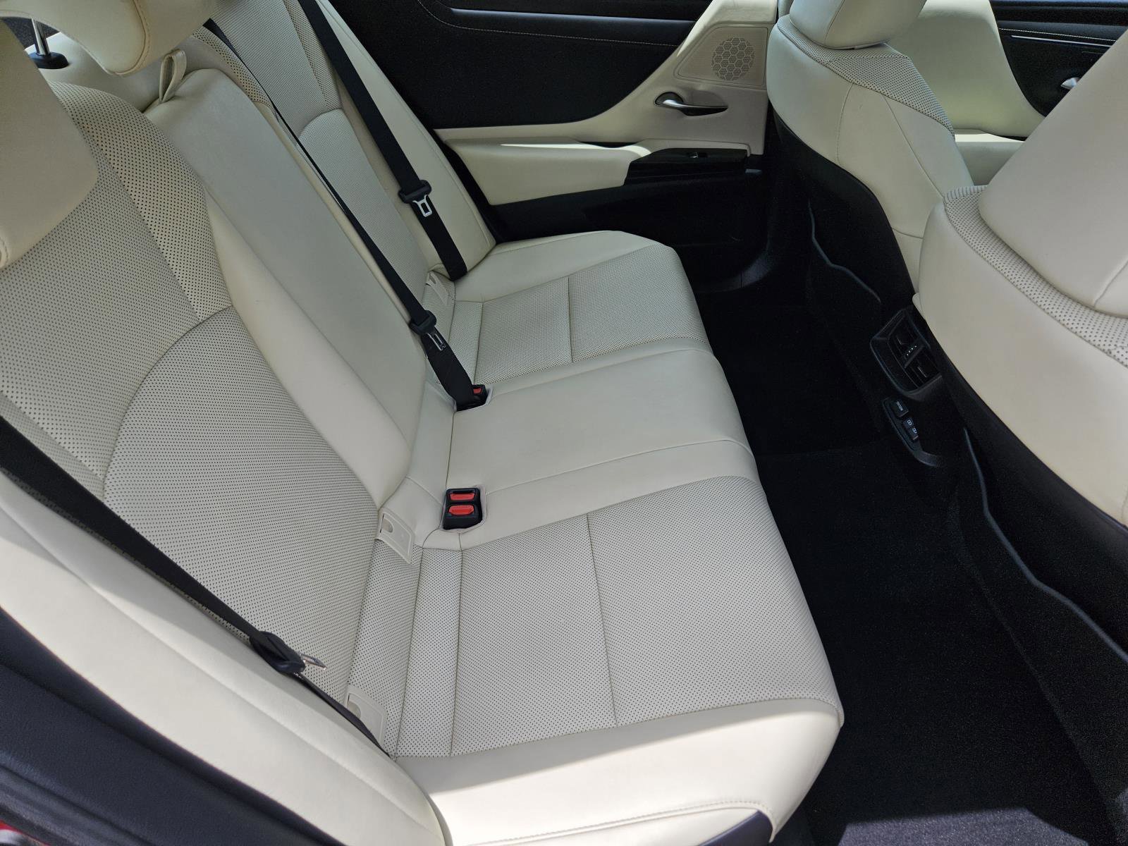 2022 Lexus ES 300h photo 39