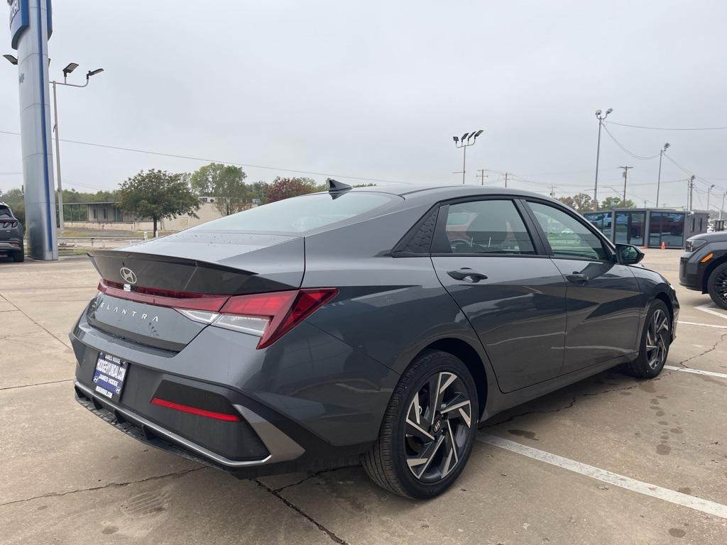 2025 Hyundai Elantra SEL Sport photo 4