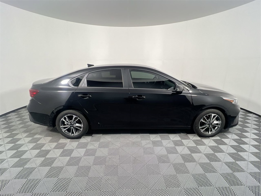 2023 Kia Forte LXS photo 2