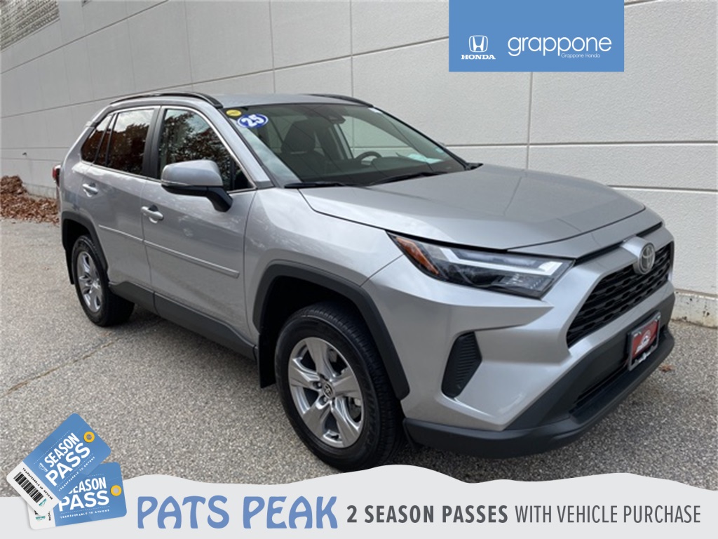 2025 Toyota RAV4 XLE's photo