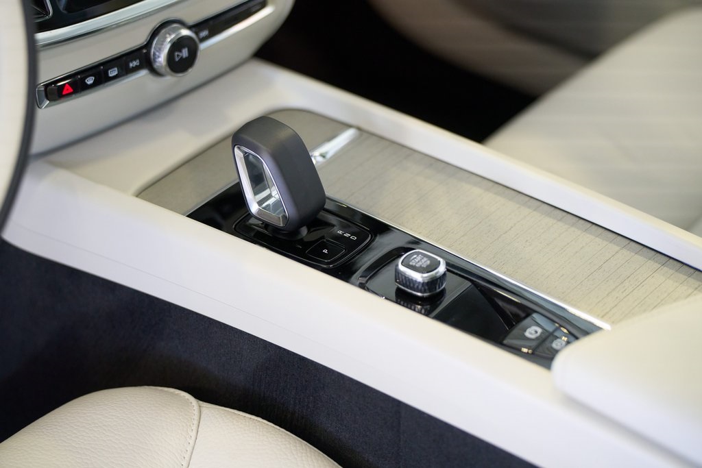 2025 VOLVO V60CC - Image 12