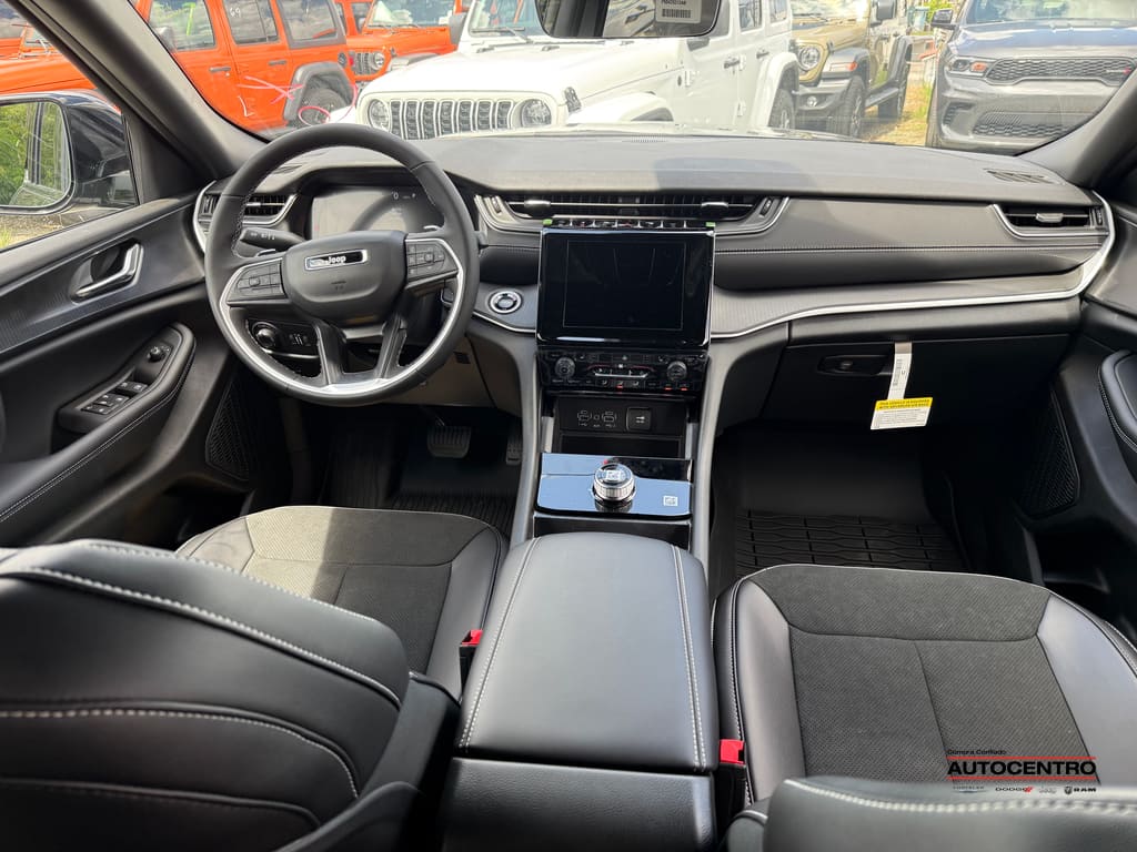 2025 Jeep Grand Cherokee Laredo Altitude photo 3