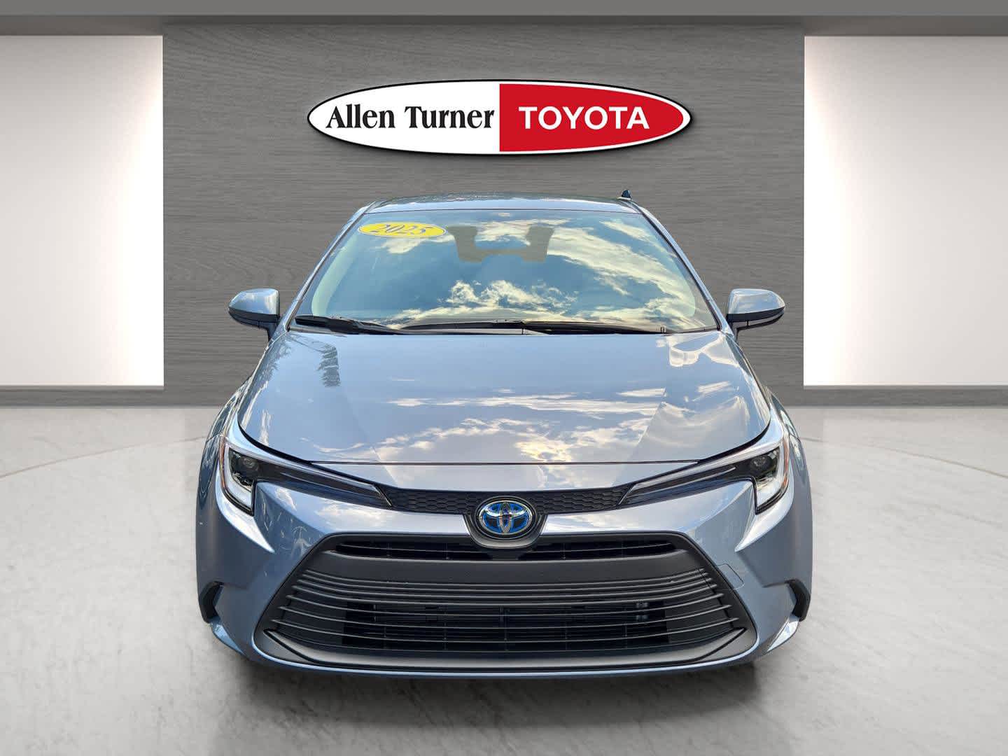 2025 Toyota Corolla Hybrid LE photo 3