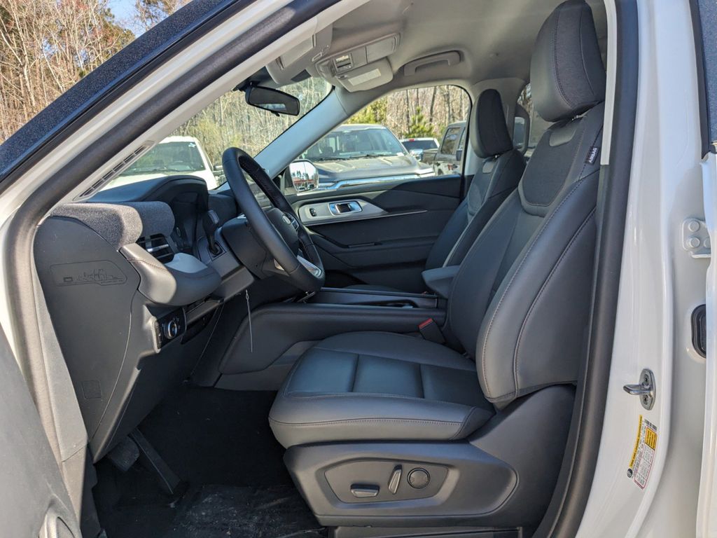 2025 Ford Explorer photo 20