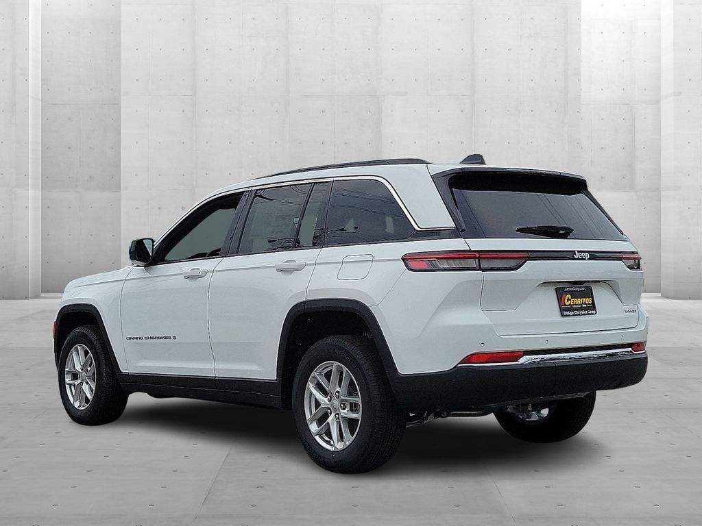 2025 Jeep Grand Cherokee Laredo photo 2