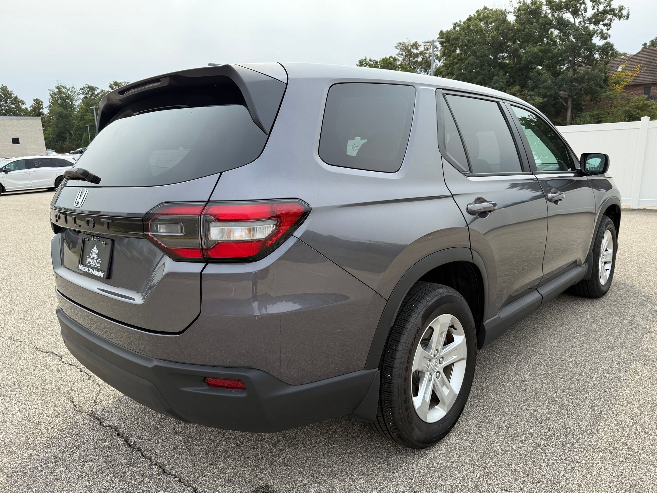 2024 Honda Pilot LX photo 8