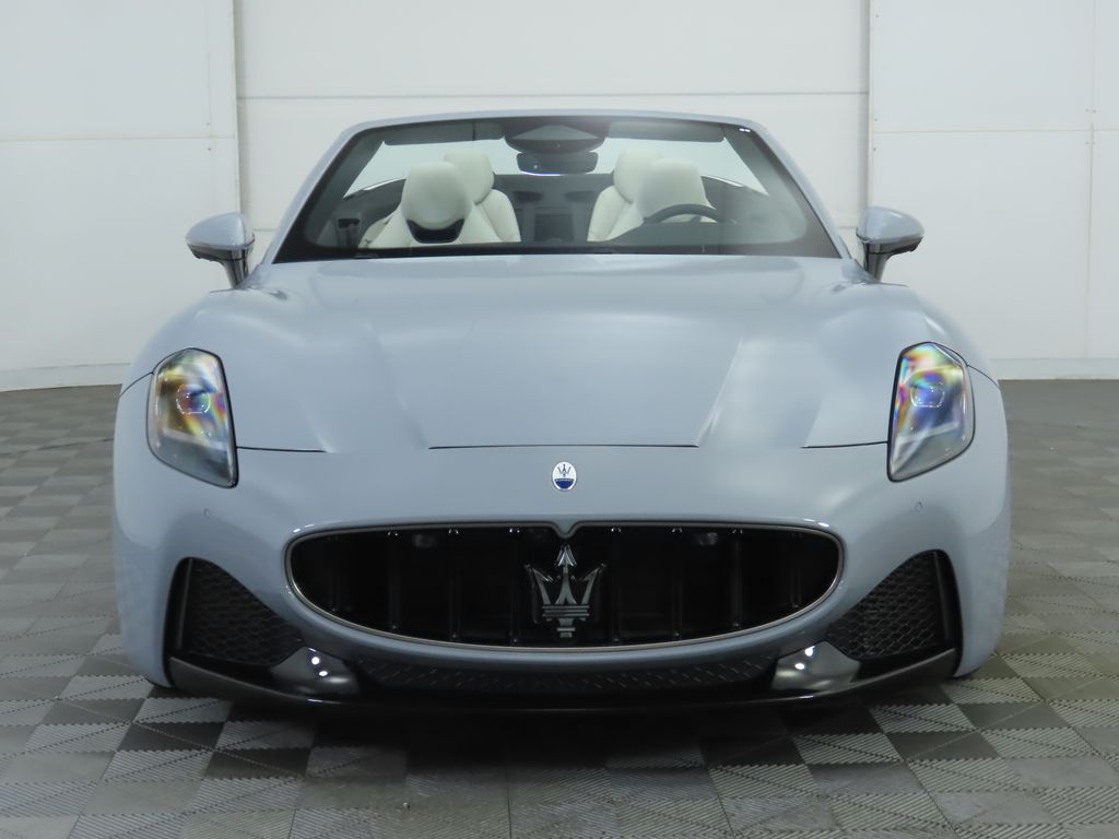 2025 Maserati Grancabrio Base photo 2