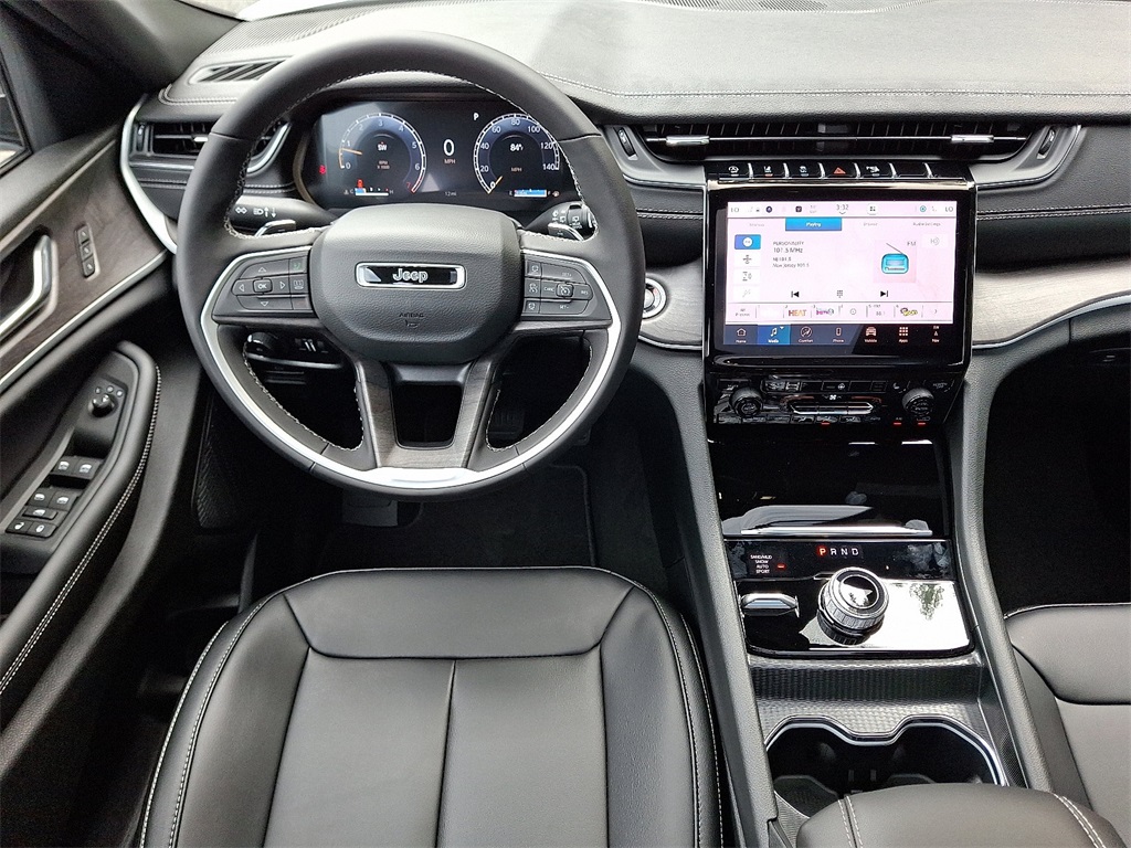 2025 Jeep Grand Cherokee Limited photo 2