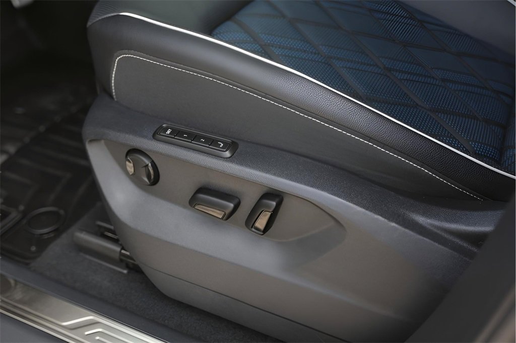2025 Volkswagen Atlas Cross Sport SEL Premium R-Line photo 25