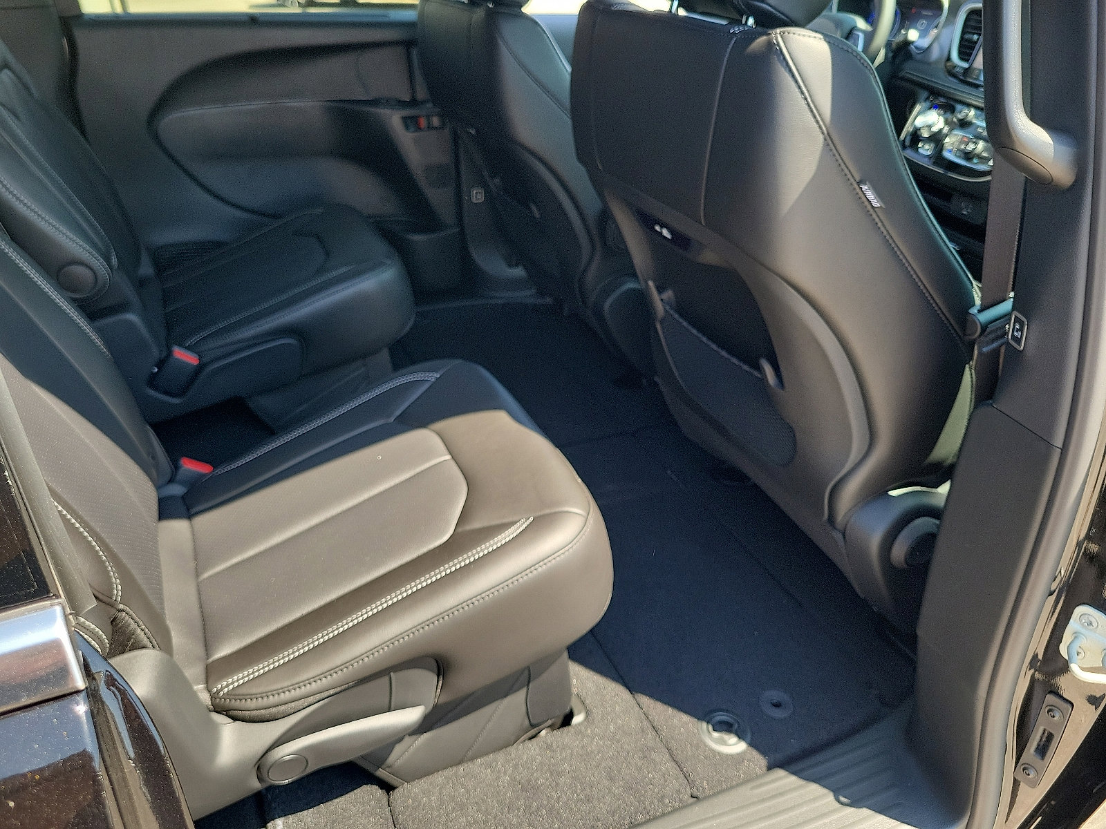 2026 Chrysler Pacifica photo 12