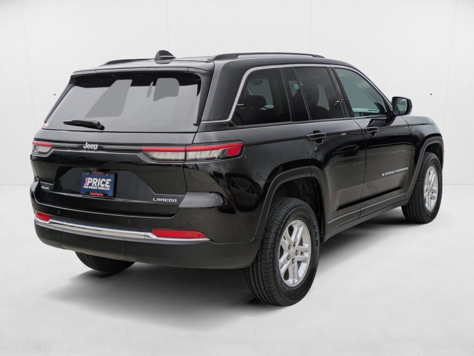 2023 Jeep Grand Cherokee Laredo photo 4