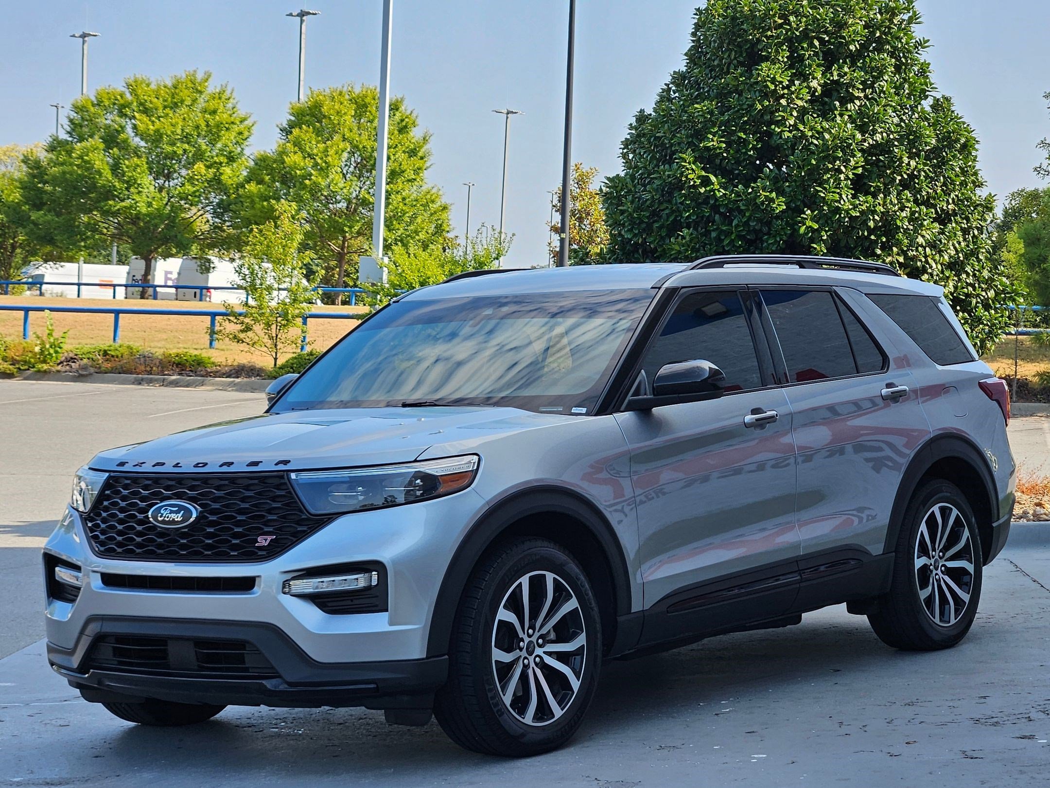 2023 Ford Explorer ST photo 3